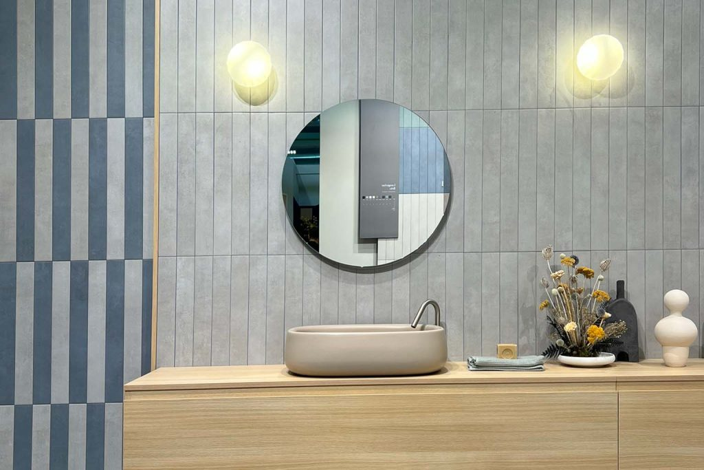 Blauwe brick tegels in de badkamer, in combinatie met een beige badkamermeubel, spiegel en decoratie.