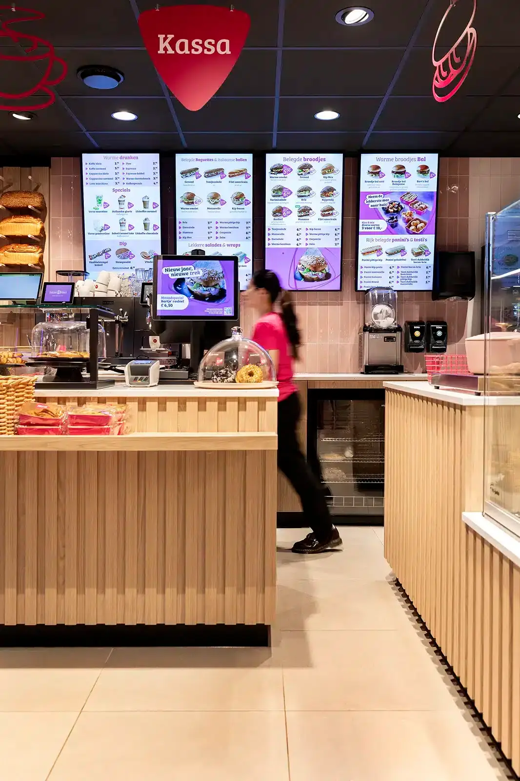 Grote grijze vloertegels in winkel van Bakker Bart