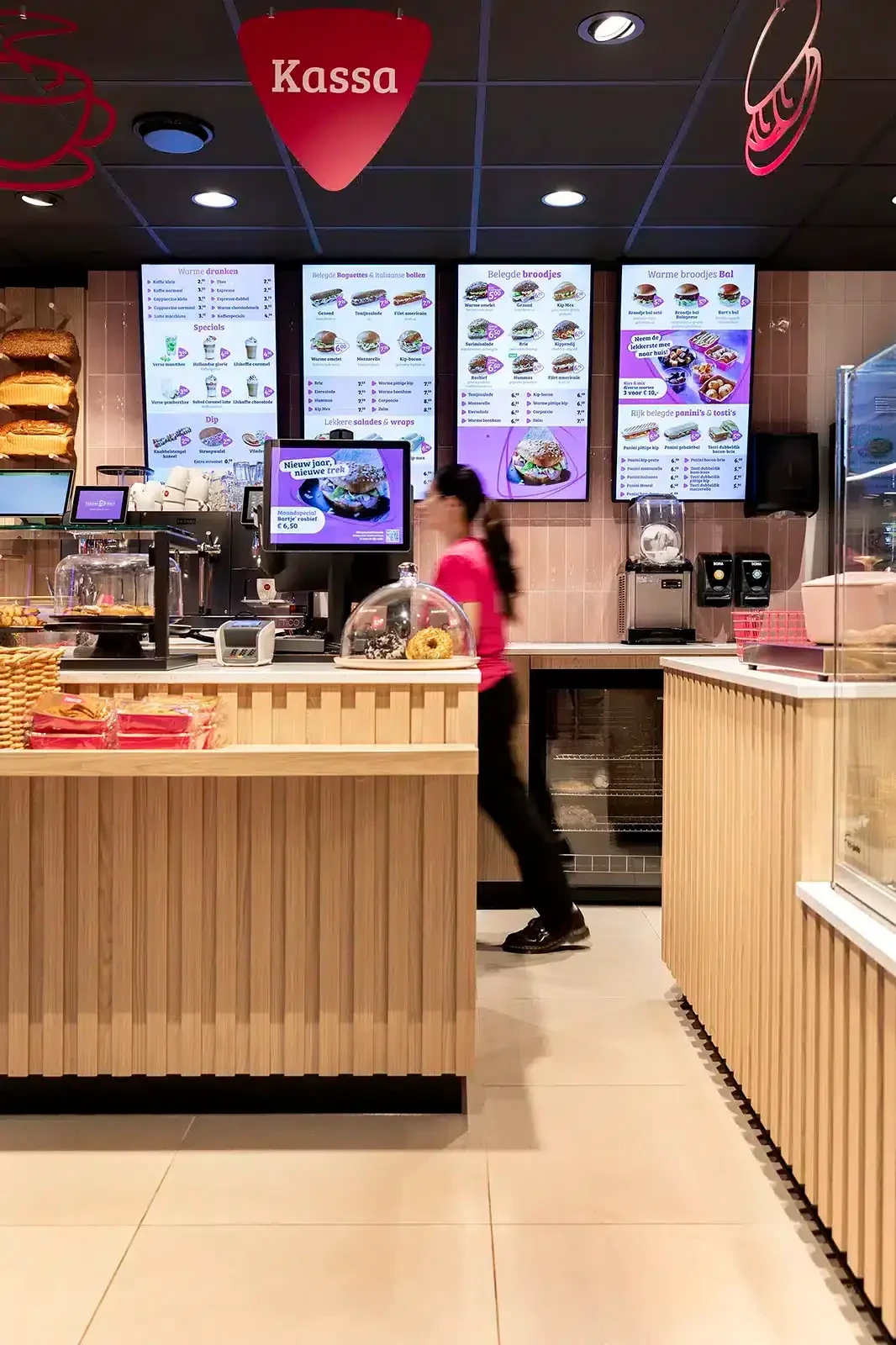 Grote grijze vloertegels in winkel van Bakker Bart