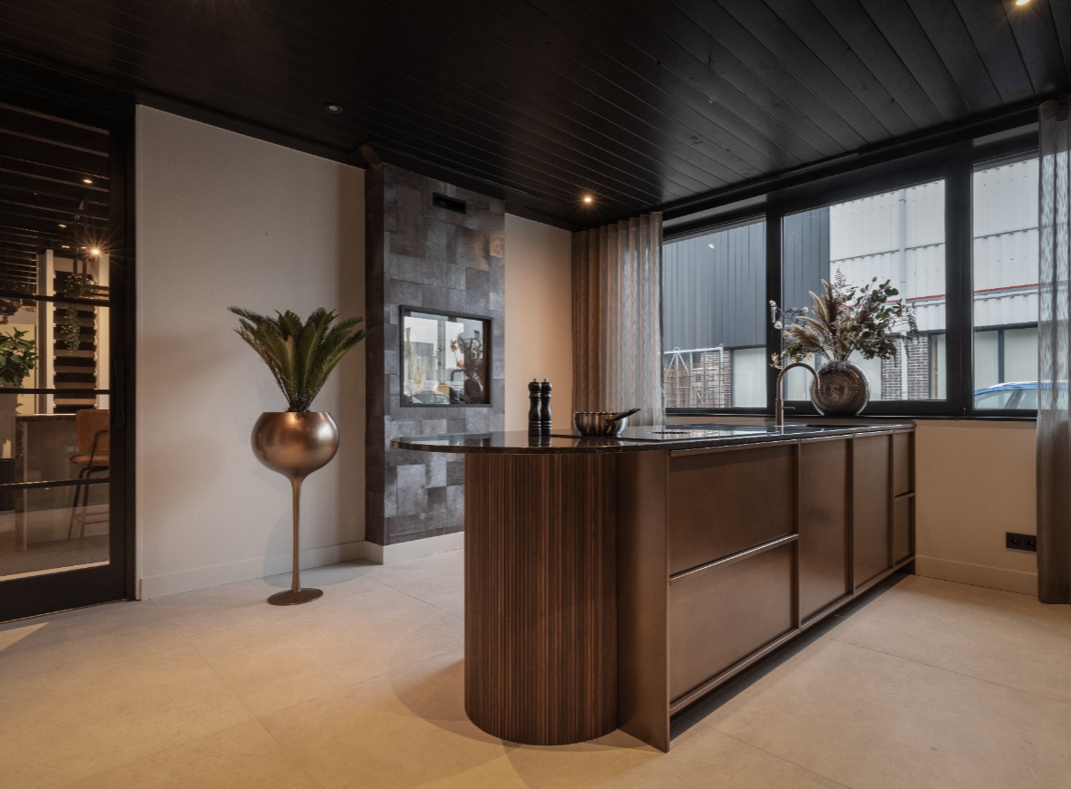 Impressie van een keuken met een steenlook vloertegel in de kleur parelgrijs.