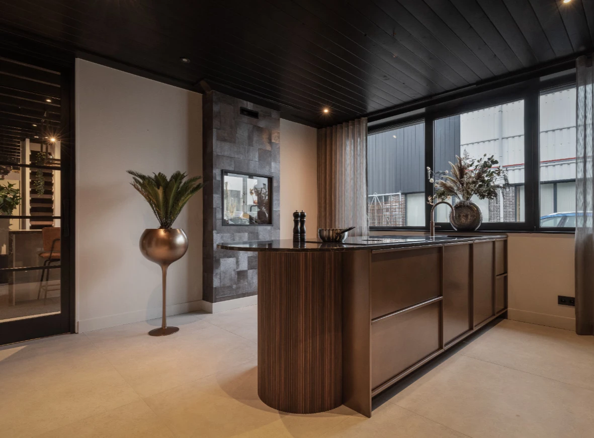 Impressie van een keuken met een steenlook vloertegel in de kleur parelgrijs.