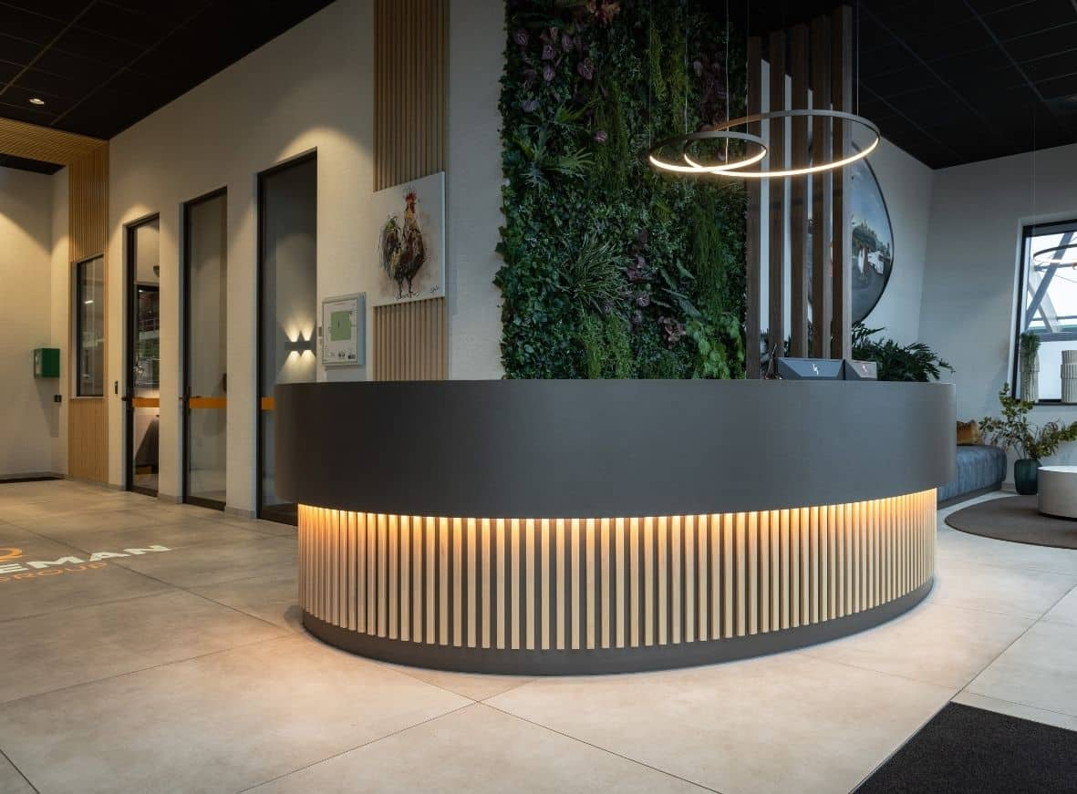 Impressie van de entree van een kantoorpand in Barneveld, met een vloer van grote betonlook tegels.