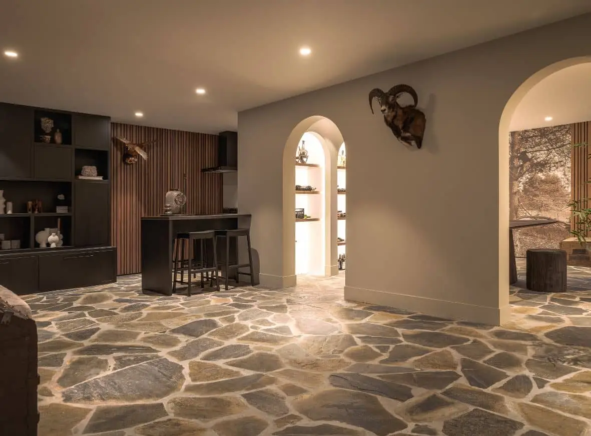 Impressie van een landelijk ingerichte kelder van een villa in Kootwijkerbroek. De vloer is voorzien van flagstone tegels.