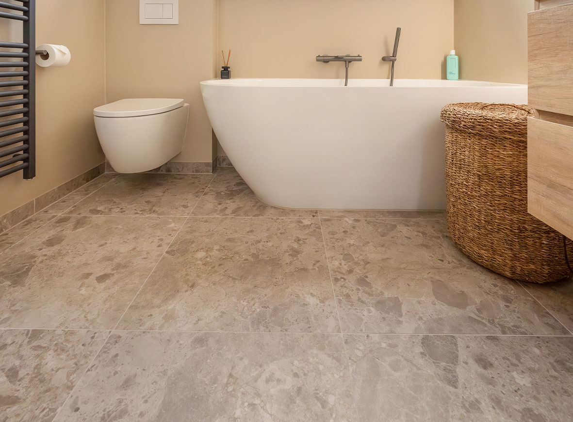 Rustige tegelcombinaties in woonhuis in Lunteren