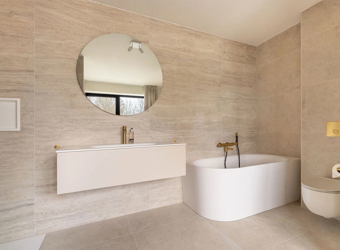 Drie badkamers met uitgesproken tegelwerk in Zeewolde