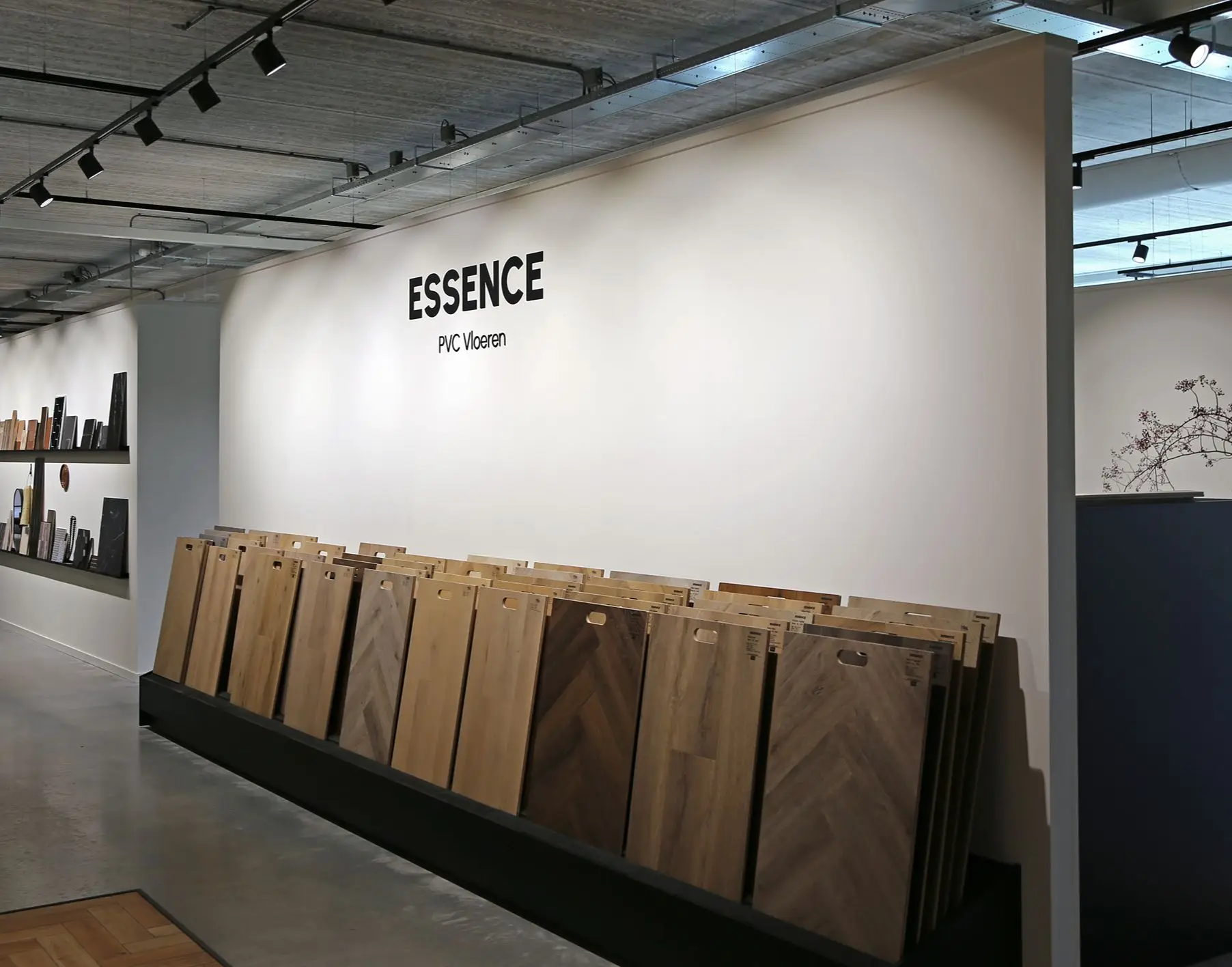 Showroomopstelling met een breed scala aan pvc vloeren kleuren. Perfect voor wie pvc vloeren inspiratie zoekt.