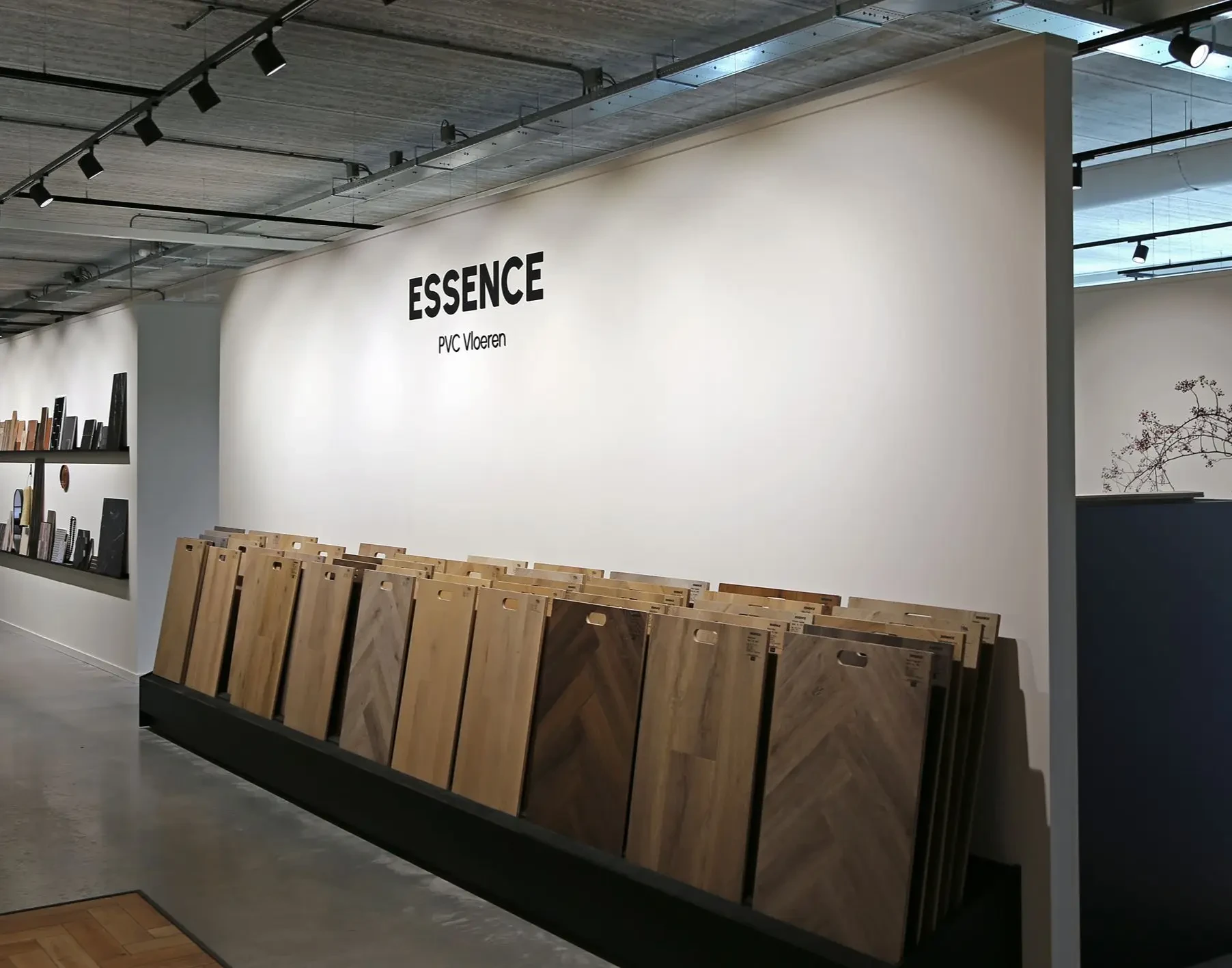 Showroomopstelling met een breed scala aan pvc vloeren kleuren. Perfect voor wie pvc vloeren inspiratie zoekt.