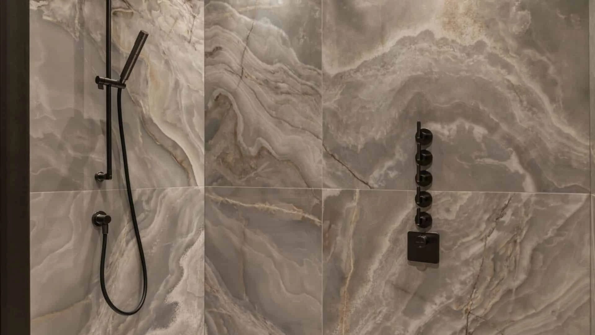 Onyx marmer wandtegels in doucheruimte