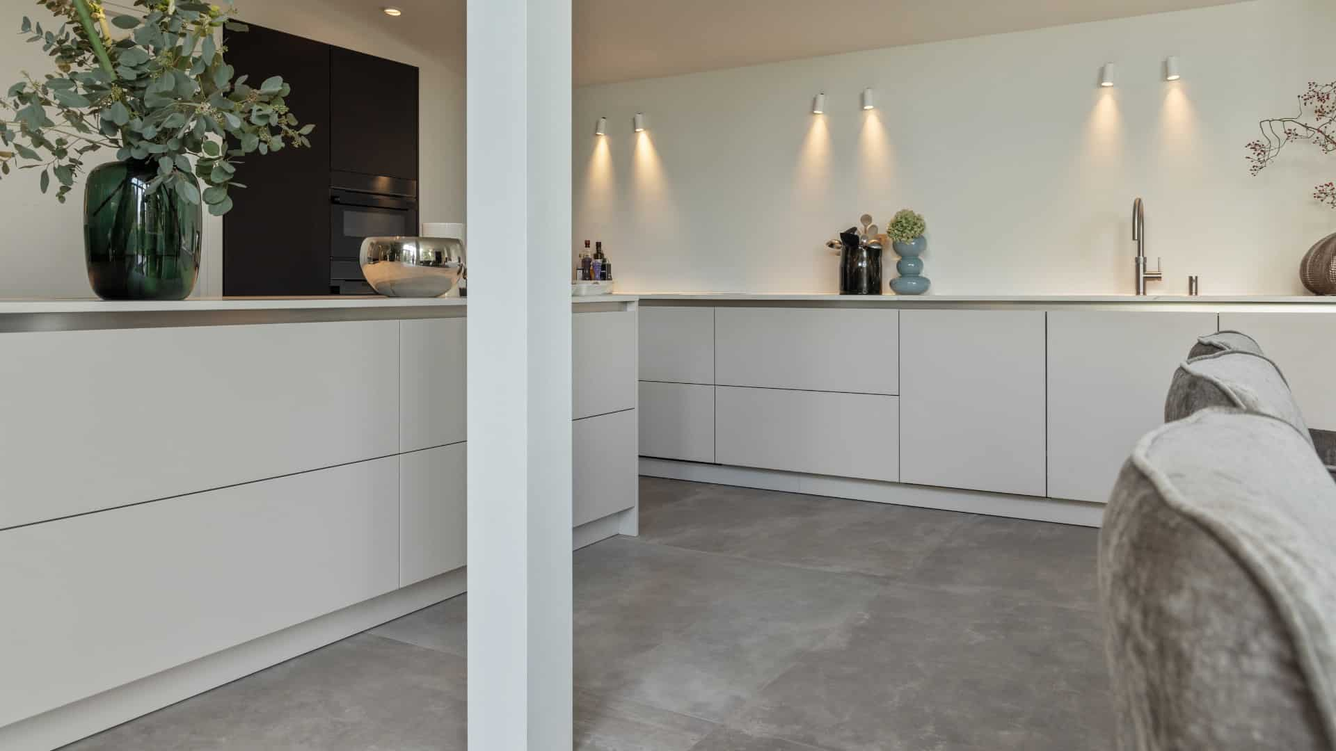 Moderne woonkeuken met grote vloertegels in natuursteen look