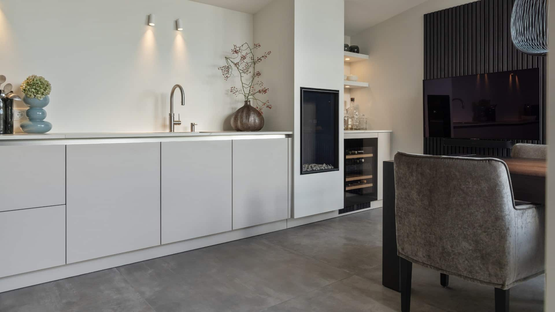 Moderne keuken met grote vloertegels in natuursteenlook