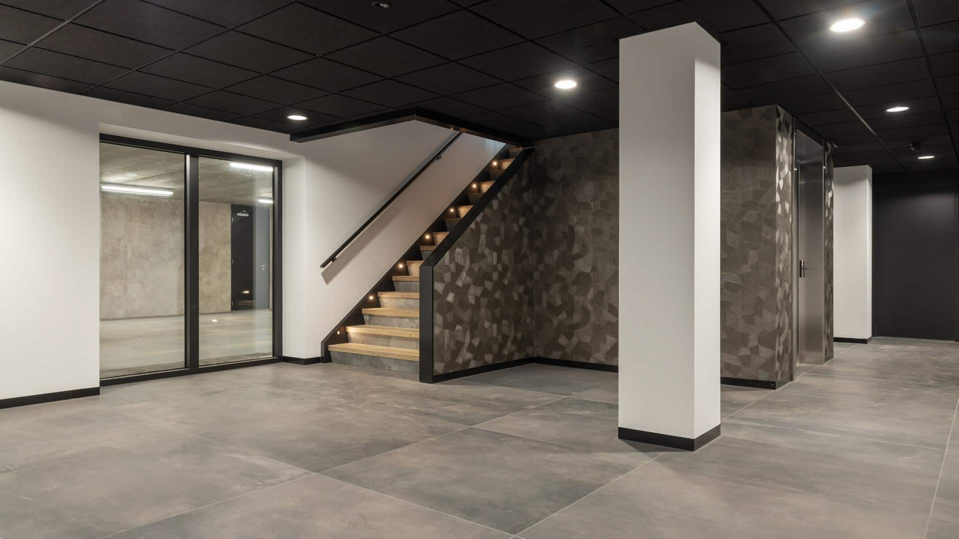 Entree bedrijfspand met grote keramische tegels