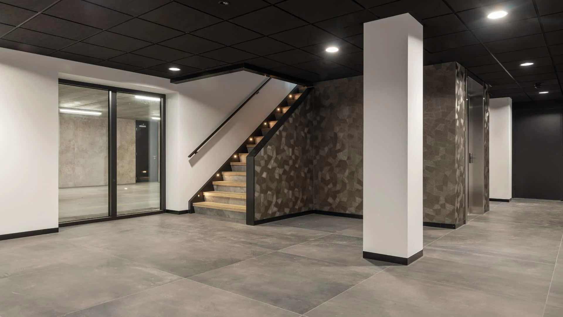 Entree bedrijfspand met grote keramische tegels