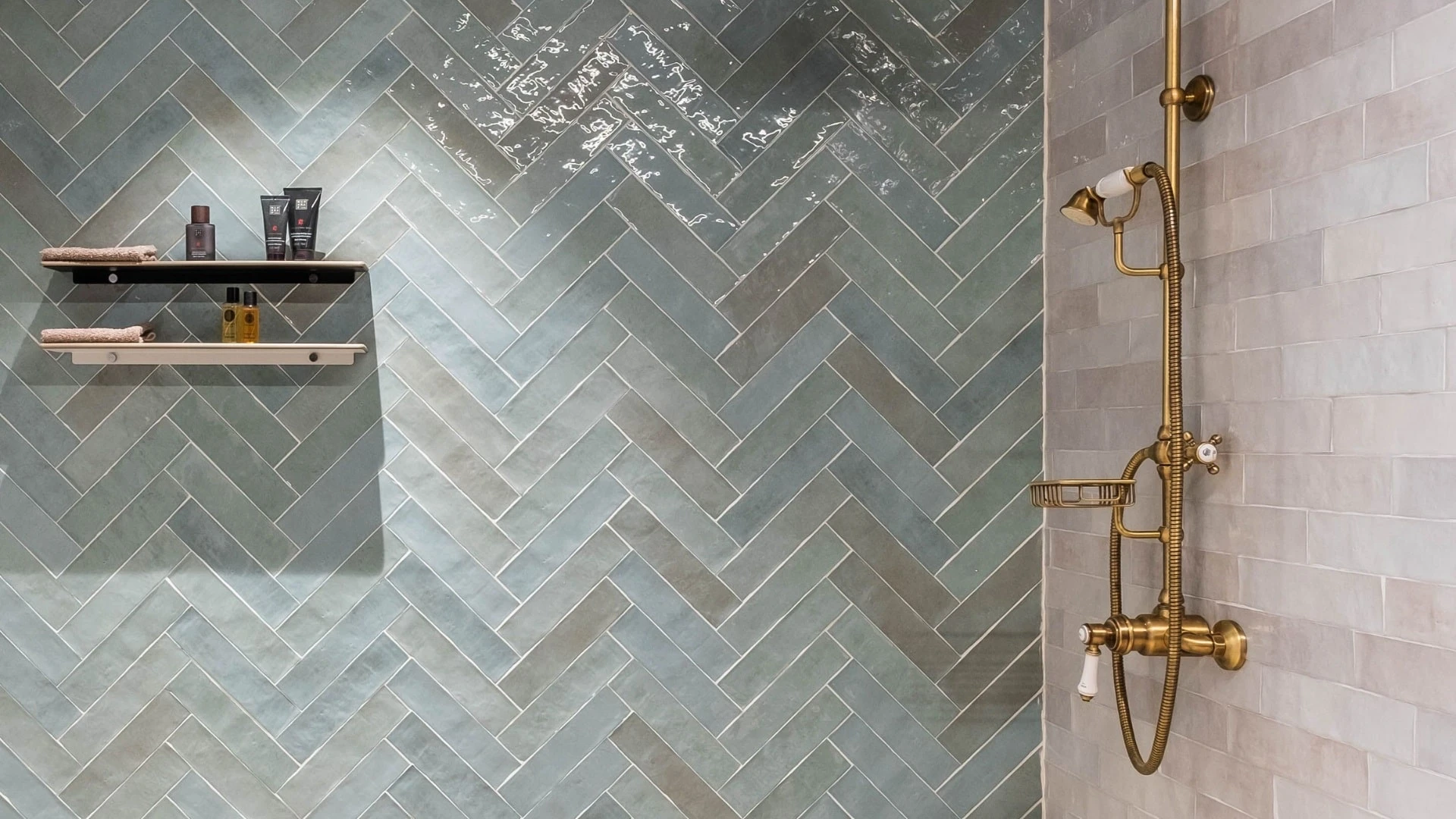 Blauwe visgraat tegels in trendy badkamer met gouden douche