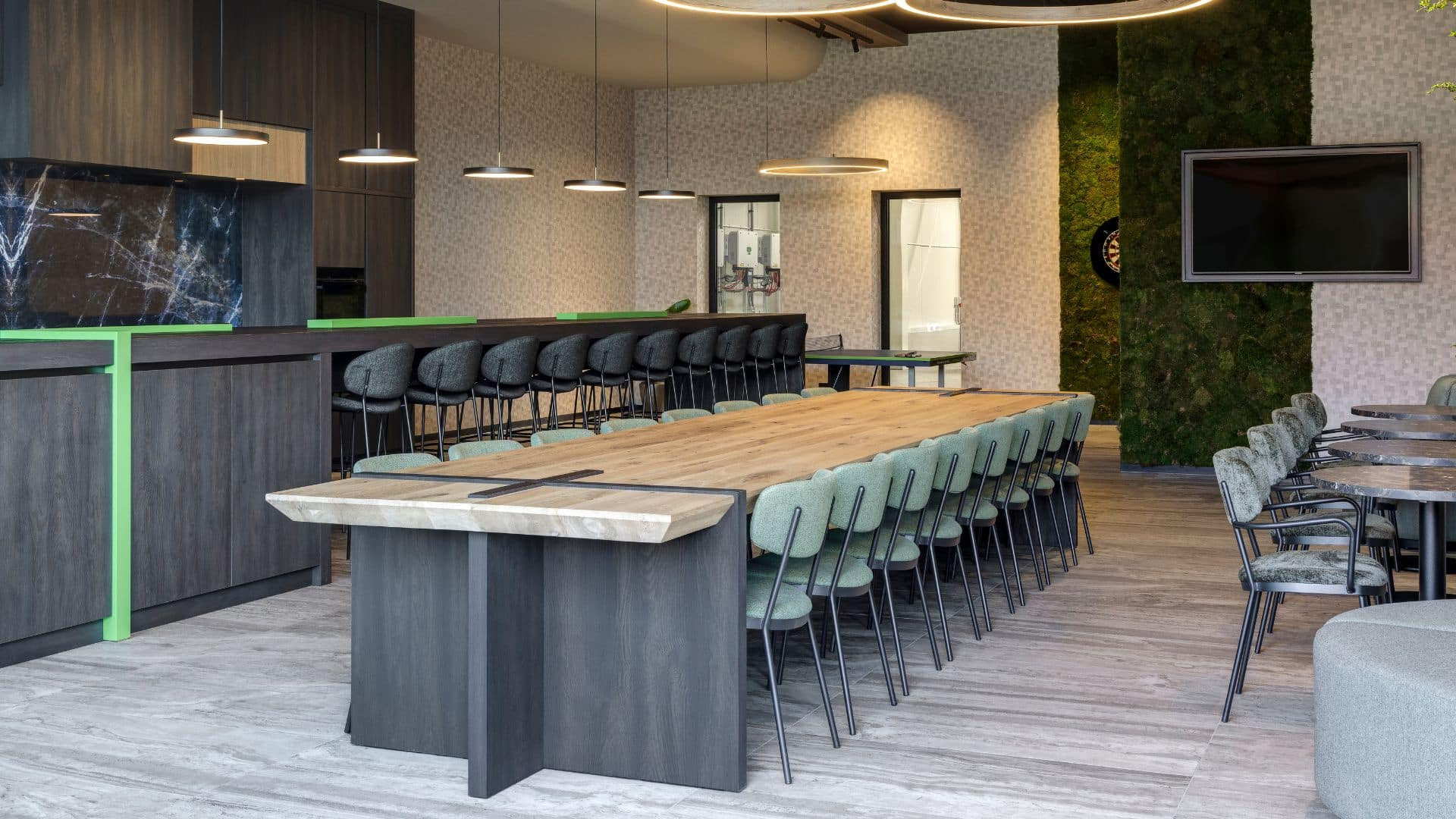 Impressie van een moderne bedrijfskantine met een hoogwaardige PVC tegelvloer.