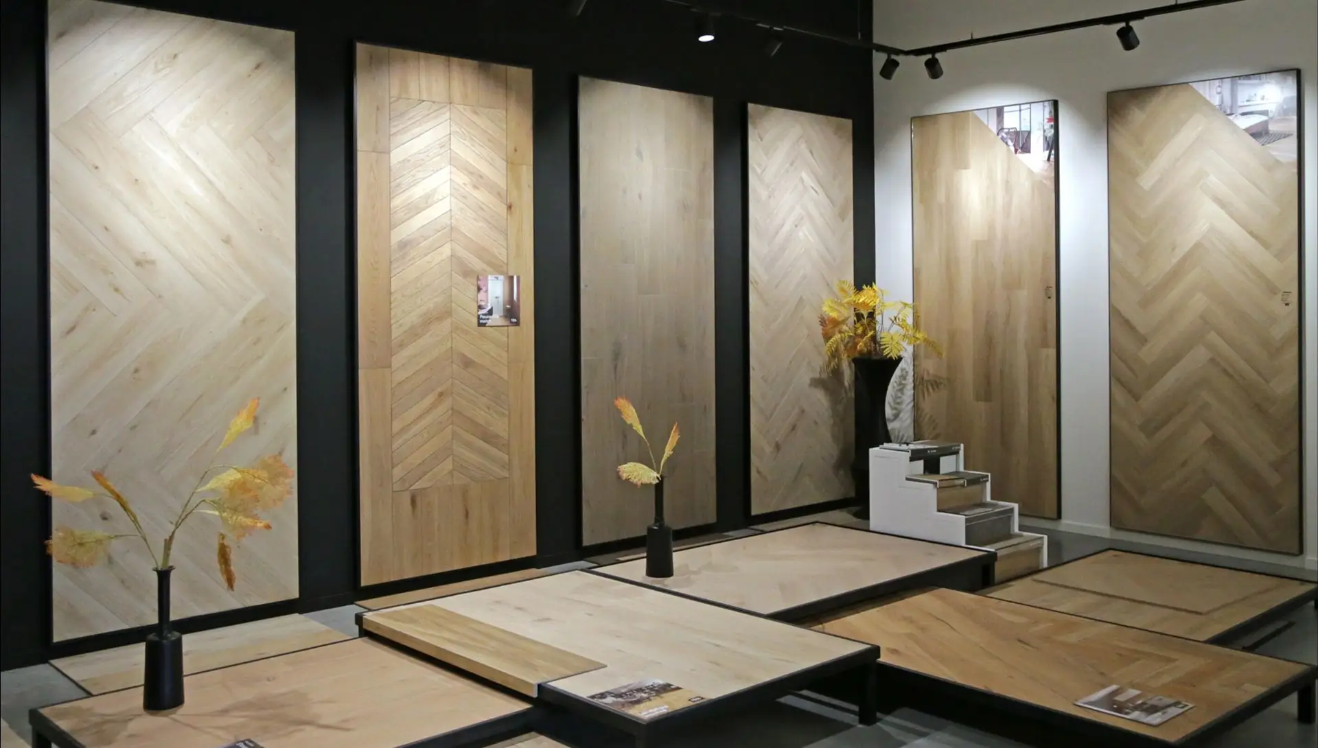 Wanddisplay met grote pvc vloerpanelen in verschillende kleuren en legpatronen. Ideaal ter inspiratie voor pvc vloeren in elk interieur.