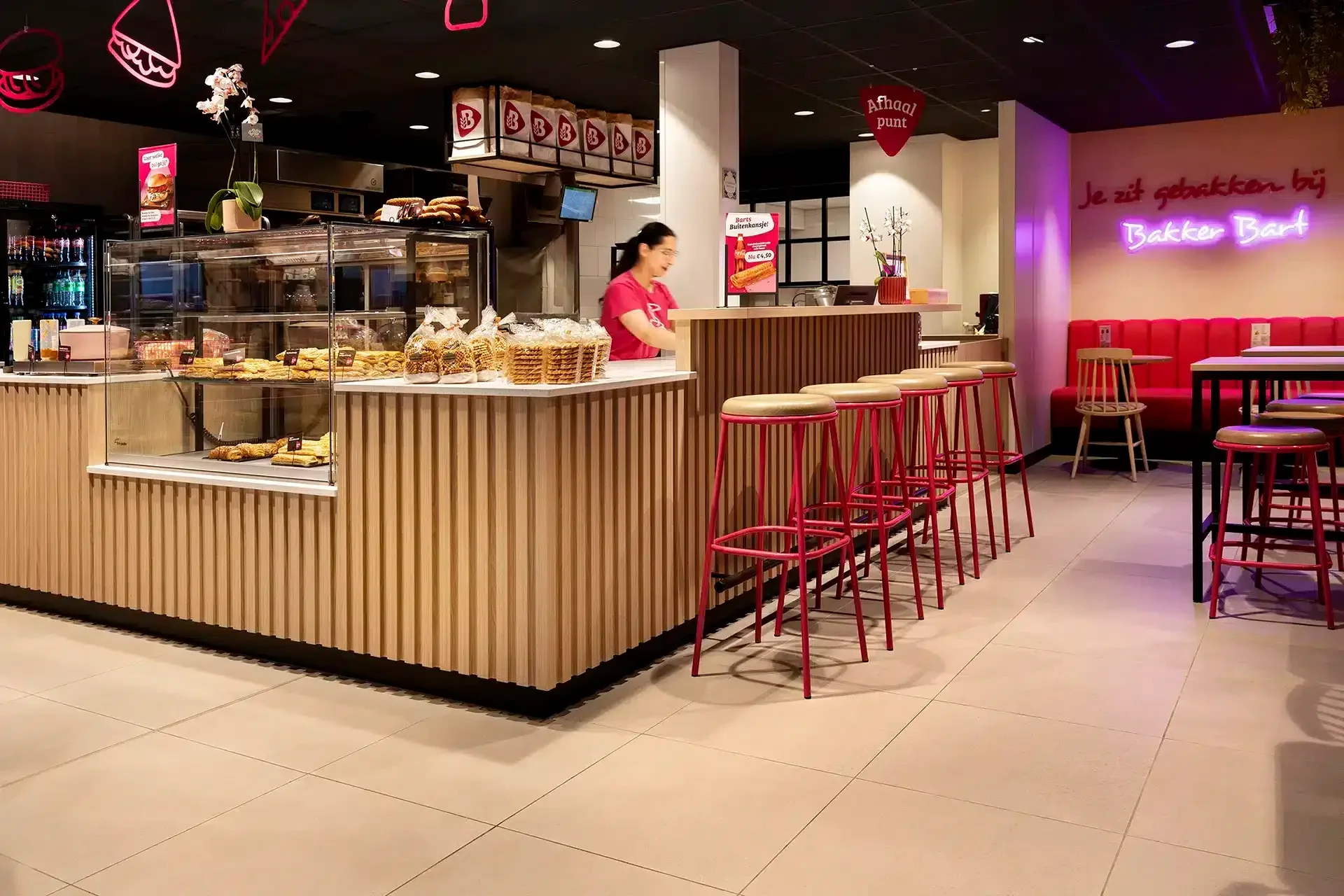 De winkel van Bakker Bart met grijze vloertegels en langwerpige tegels aan de wand