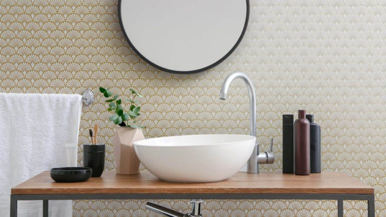 tegels-met-motief-wastafel-met-spiegel