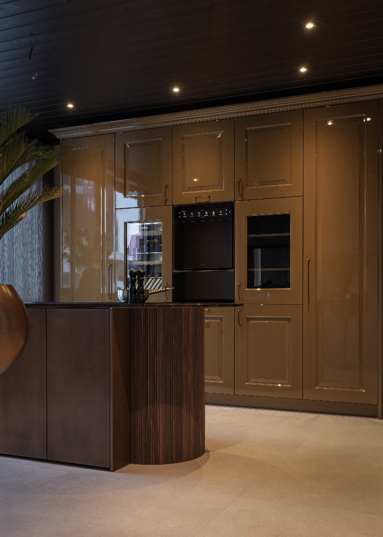 Impressie van een keuken met een steenlook vloertegel in de kleur parelgrijs.